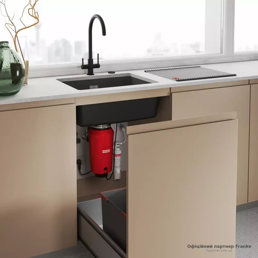 Измельчитель Franke SLIM 50 установлен под кухонной мойкой